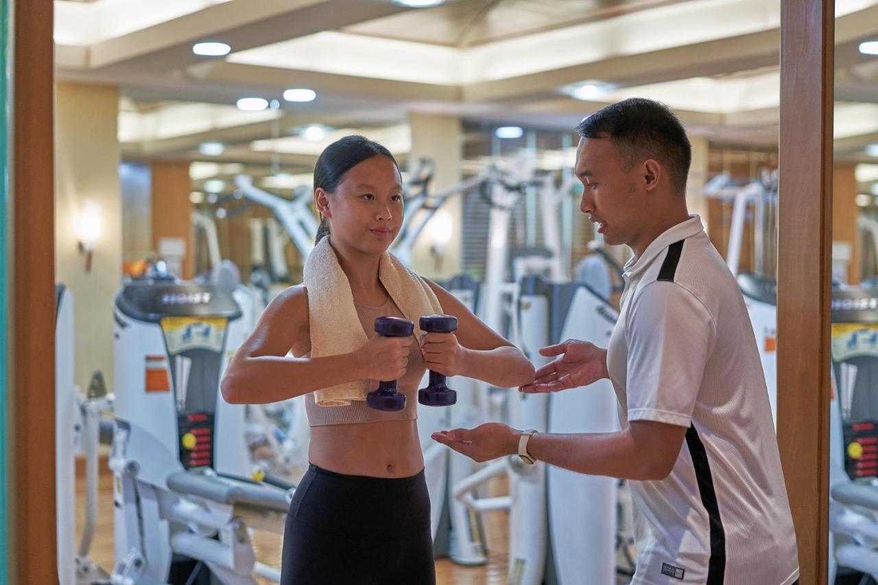 Hotel Grand Lapa Macao Exterior foto A personal trainer assisting a woman with a dumbbell workout